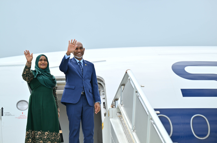 ރައީސްގެ ދެކަނބަލުން މާދަމާ އުމްރާއަށް ފުރާވަޑައިގަންނަވަނީ