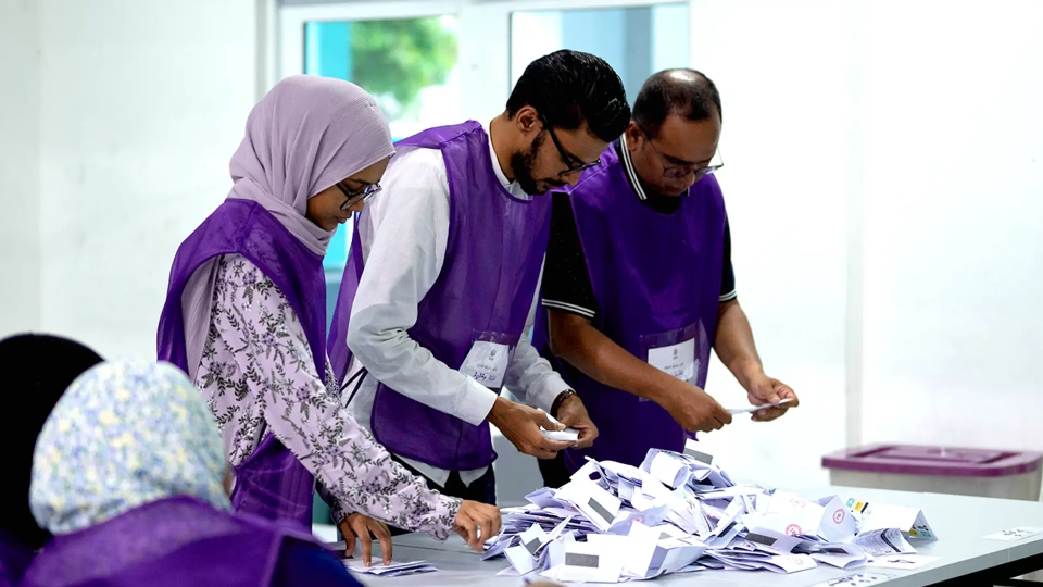 މެއި 17 ވަނަ ދުވަހު އަލަށް އިންތިހާބުވި ކައުންސިލަރުން ހުވާކުރަނީ