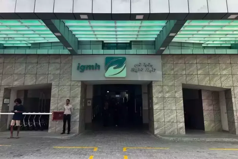 އިމާރާތެއްގެ 10 ވަނަ ފަންގިފިލާ އިން ވެއްޓުނު މީހާގެ ހާލު ސީރިއަސް، ފަރުވާ ދެނީ ވެންޓިލޭޓަރުގައި