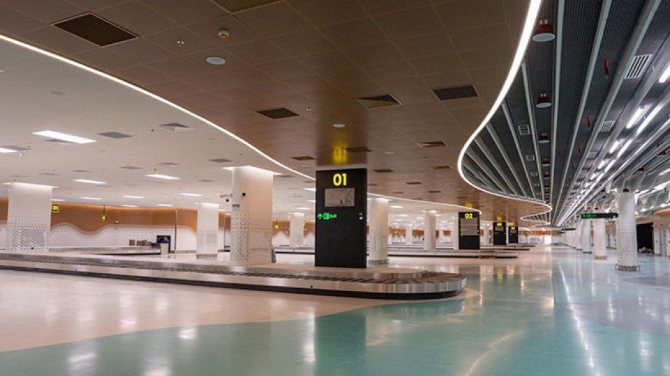 ފަސިންޖަރުންތަކެއްގެ ފައިސާ އާއި ކްރެޑިޓްކާޑު ވަގަށް ނެގި މީހަކު ހައްޔަރުކޮށްފި