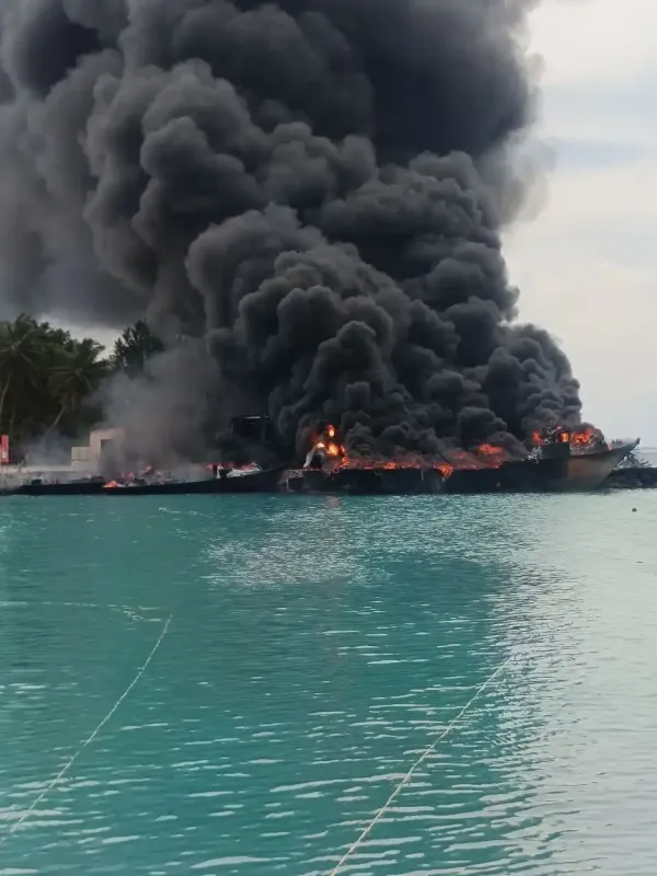 ފީއަލީ ބަނދަރުގައި އޮތް ތެޔޮ ބޯޓެއްގައި ރޯވެ ނުރައްކާތެރި އަލިފާނުގެ ހާދިސާ އެއް