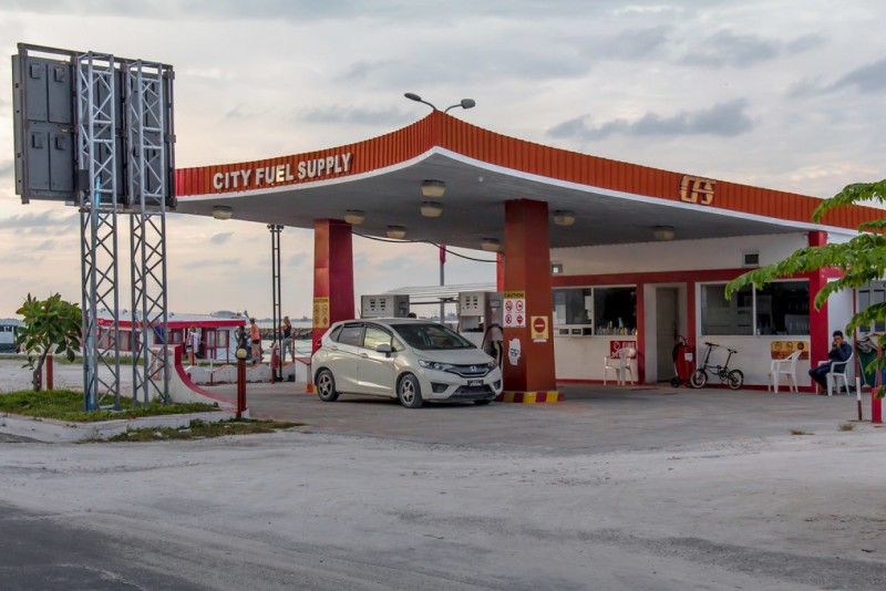 އައްޑޫގައި ޕެޓްރޯލާއި ޑީސަލްގެ އަގު ބޮޑުކޮށްފި، ޕެޓްރޯލް ލީޓަރެއް 24 ރުފިޔާއަށް