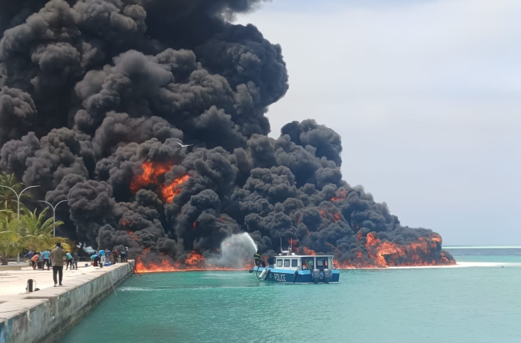 ފީއަލީގެ އަލިފާންގަނޑު ކޮންޓްރޯލްވި އިރު ތިން ދޯންޏާއި އައިސްޕްލާންޓް އަޅިއަށް