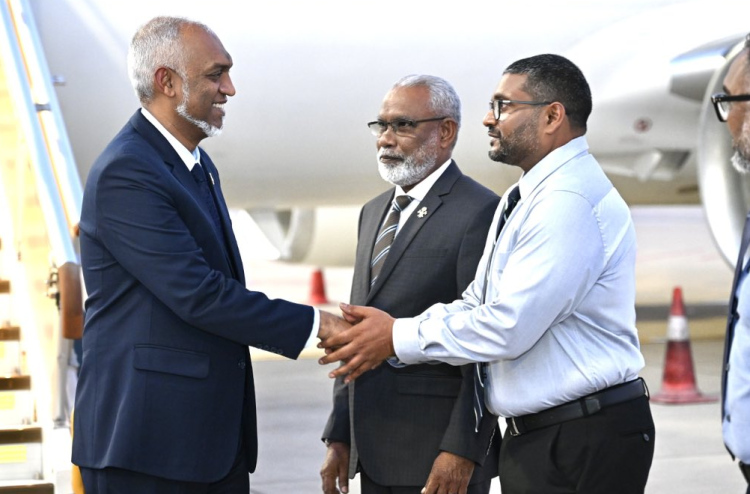 އުމްރާގެ އަޅުކަމަށްފަހު ރައީސްގެ ދެކަނބަލުން ރާއްޖެ ވަޑައިގެންފި