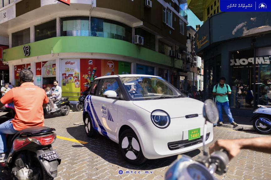 ސަރުކާރުގެ ޓެކްސީ ލައިން ތައާރަފުކުރިޔަސް، ޓެކްސީ ދަތުރުތައް މަދެއްނުވޭ: އެސޯސިއޭޝަން