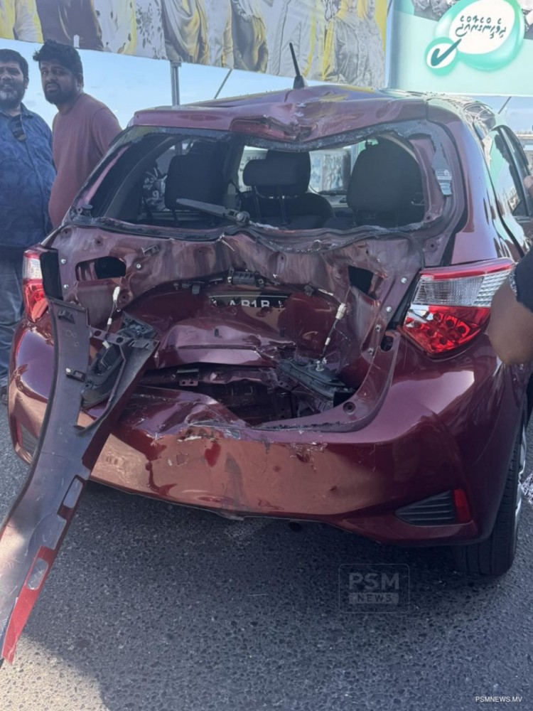 ބާރު ސްޕީޑްގައި ދުއްވި ސައިކަލެއް ކާރެއްގައި ޖެހި ނުރައްކާތެރި އެކްސިޑެންޓެއް