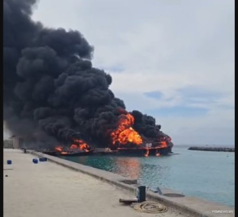 ފީއަލީ ބަނދަރުގައި އޮތް ތެޔޮ ބޯޓެއްގައި ރޯވެ އަނދަނީ