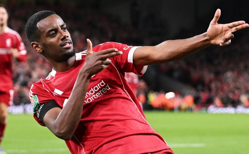 ޕީއެސްޖީއާ ދެކޮޅަށް ކުޅޭ ސްކޮޑުގައި ލިވަޕޫލްގެ އިސާކް ހިމަނައިފި