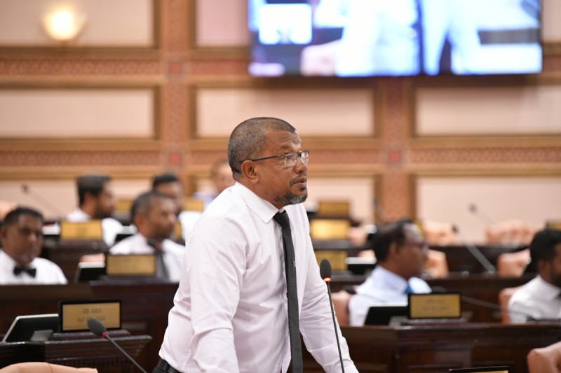 އިދާރީ ބައެއް މުވައްޒަފުންގެ މުސާރަ ކައުންސިލަރުންނަށް ވުރެ ބޮޑު، ކައުންސިލަރުންގެ މުސާރަ ބޮޑު ކުރަން ހުށަހަޅައިފި