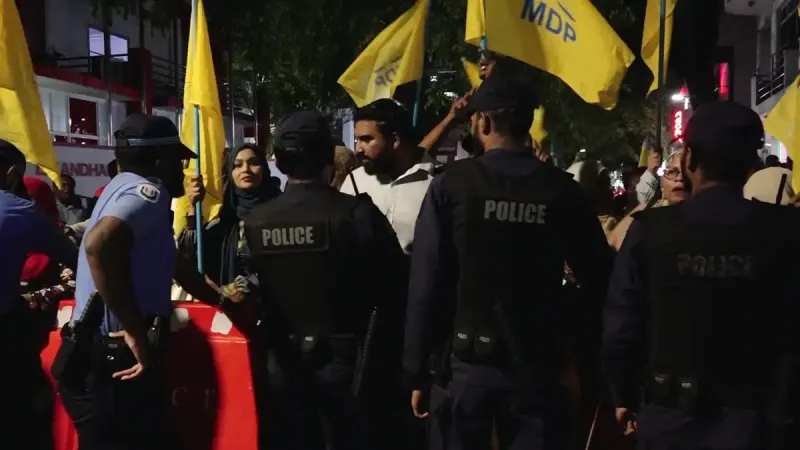 ކަރަންޓް މުގުރު ބޭނުން ކުރުމުން މުޒާހަރާގެ ބައިވެރިއެއް ފިޓްޖެހުނު ކަމަށް އެމްޑީޕީން ބުނި ނަމަވެސް ބާރުގެ ބޭނުން ނުކުރާ ކަމަށް ފުލުހުން ބުނެފި