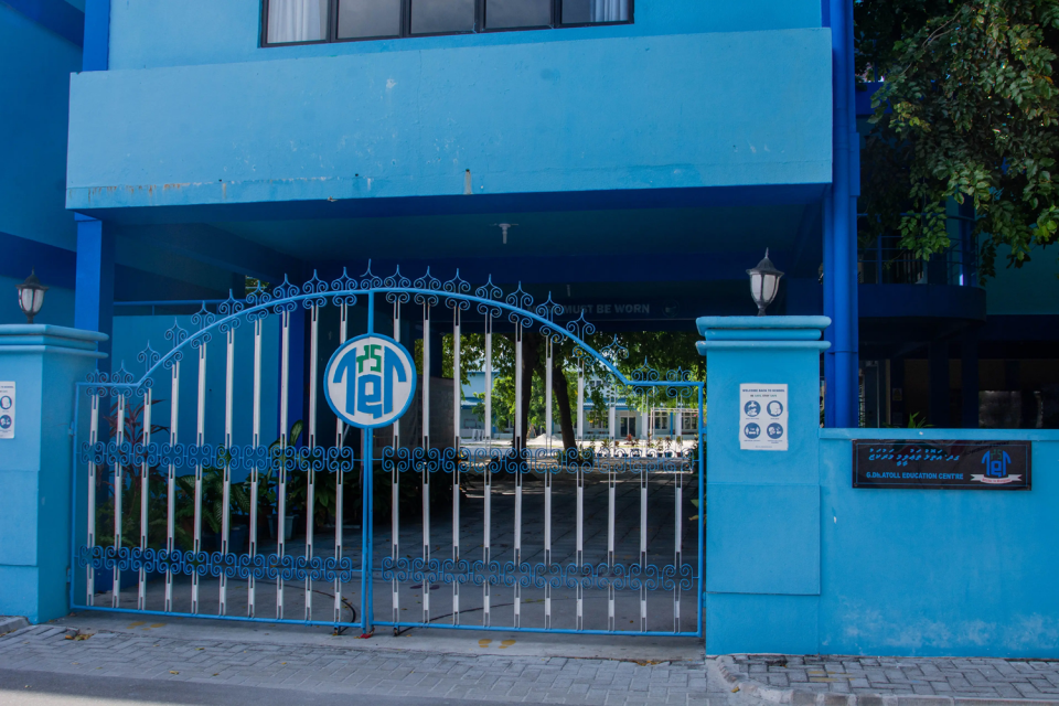 ގދ. އަތޮޅު މަދަރުސާގައި ދަރިވަރަކު ޓީޗަރަކަށް ޖިސްމާނީ އަނިޔާކޮށްފި