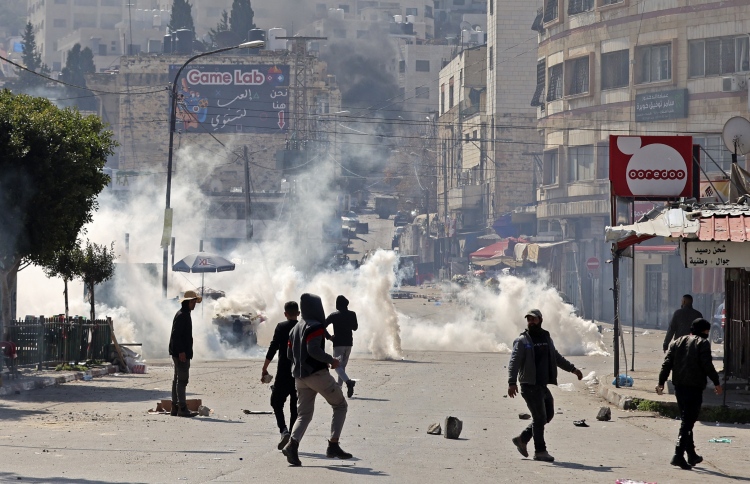 އިޒްރޭލު ސިފައިން ފަލަސްތީނުގެ ސްކޫލް ކުދިންގެ ތެރެއަށް ކަރުނަގޭސް ޖަހައިފި