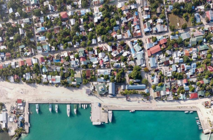 ދަރިވަރަކު ޓީޗަރަކަށް ހަމަލާ ދިނުމުން ޒަހަމްވެ ފަރުވާދެނީ