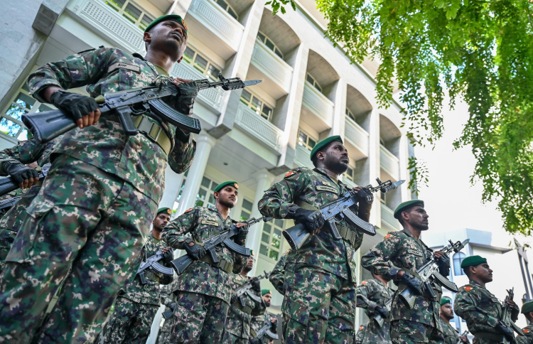 ސިފައިންގެއިން 17 އަހަރު ކުރިން ވަކިކުރި މީހަކަށް ވަޒީފާ އާއި ހަތް އަހަރުގެ މުސާރަ ދޭން ހުކުމްކޮށްފި