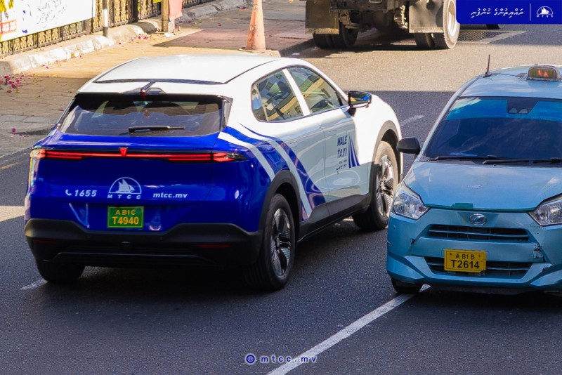 ސަރުކާރު ޓެކްސީ ޚިދުމަތް ހިލޭ ދޭ މުއްދަތު އިތުރުކުރުމަކީ، އަމިއްލަ ޓެކްސީތަކަށް ލިބޭ ފޫނުބެއްދޭ ގެއްލުމެއް: އެސޯސިއޭޝަން