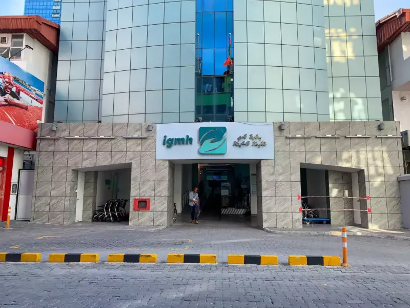 ފީއަލީ ތެޔޮ ބޯޓުގައި ރޯވި އަލިފާނުގެ ހާދިސާގައި ފިހުނު މީހާ އަށް ފަރުވާ ދެމުންދަނީ ވެންޓިލޭޓަރުގައި!