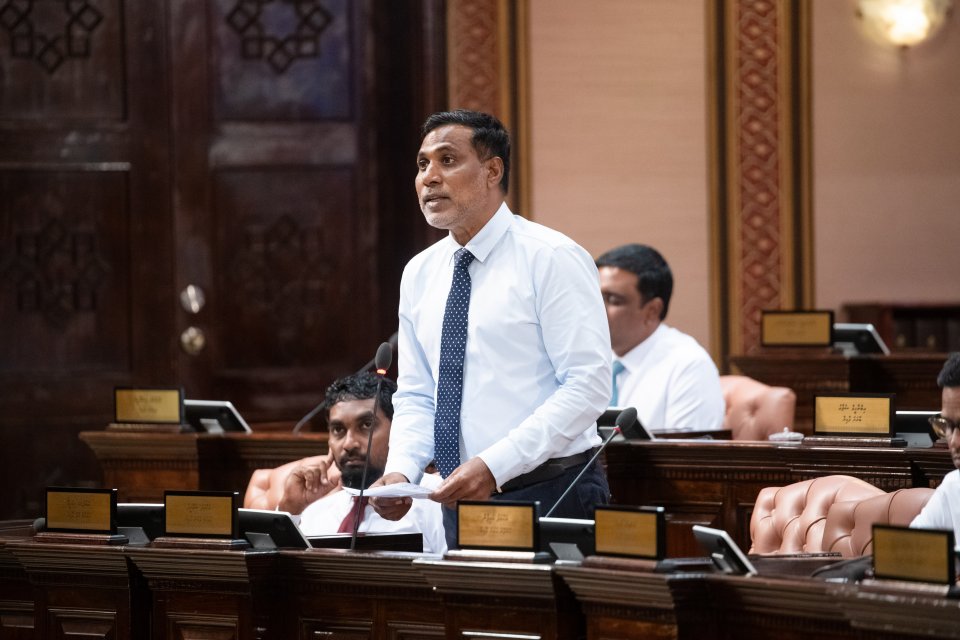 ދައުލަތުގެ ހަރަދު ކުޑަކުރަން ފަށަންވާނީ އާދައިގެ މުވައްޒަފުން ވަޒީފާއިން ވަކިކޮށްގެނެއް ނޫން