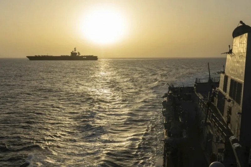 އީރާން ހިސާރުކުރާ އެމެރިކާގެ އެންމެ ބޮޑު ދެ މަނަވަރުގެ ސިފައިން ކާބޯތަކެއްޗަށް ޖެހިއްޖެ: ރިޕޯޓް