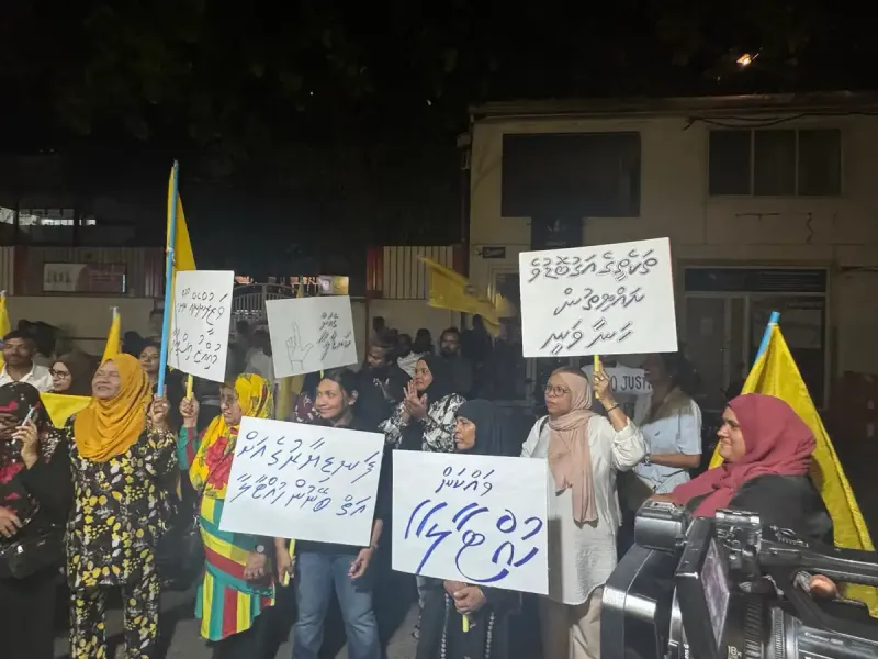 އެމްޑީޕީގެ މުޒާހަރާގެ ތެރެއިން މޭޔަރު އާޒިމް އަށް ހަމަލާ ދީފި