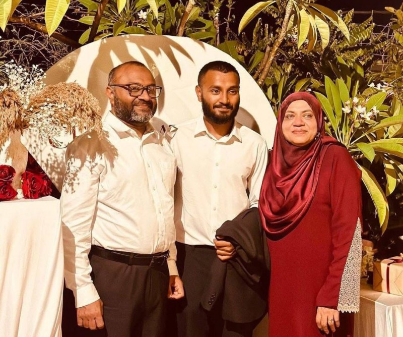 ޝަހީމް ޕީއެޗްޑީ ހާސިލުކުރެއްވި ޔުނިވާސިޓީން ދަރިކަލުން މާހިލްއަށް އެކްސެލެންސް އެވޯޑް
