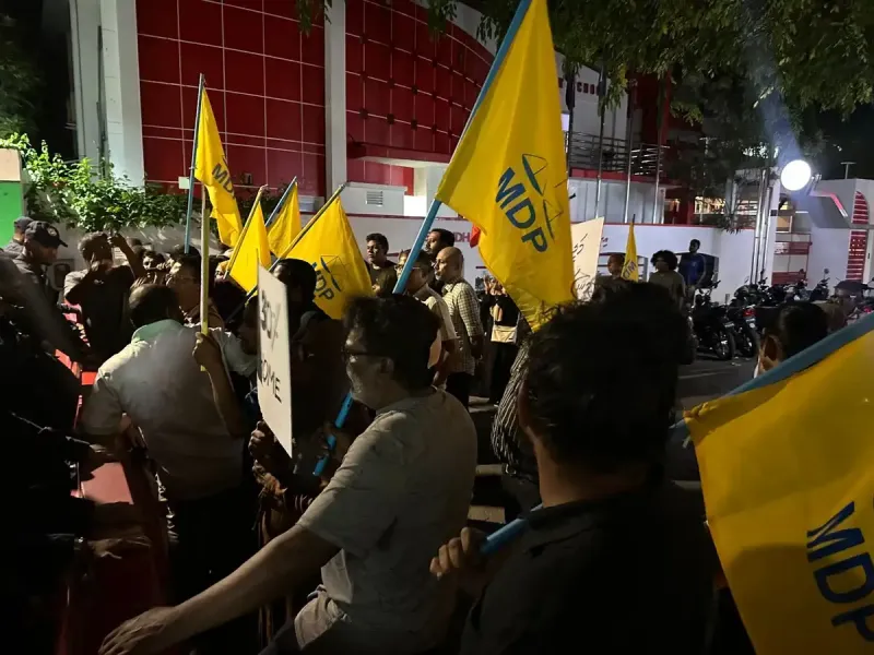 އެމްޑީޕީ މުޒާހަރާގައި ރޭ ވެސް ފުލުހުންގެ ފަރާތުން ފެނުނީ ހާލަތާއި ނުބައްދަލު މިންވަރަށް ބާރުގެ ބޭނުންކޮށް ހިފެހެއްޓިތަން