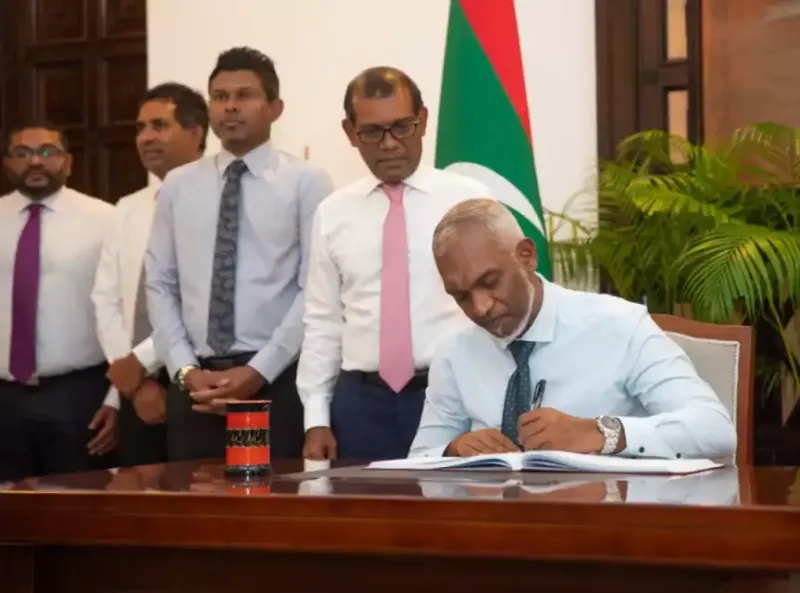 ކުރީގެ ރައީސް ނަޝީދު ހުށަހެޅުއްވި '' ބޮޑެތި ބަދަލުތަކެއް ގެނައުމުގެ މަޝްވަރާއަށް'' ރައީސް މުއިއްޒު ދެކޮޅު ހައްދަވައިފި