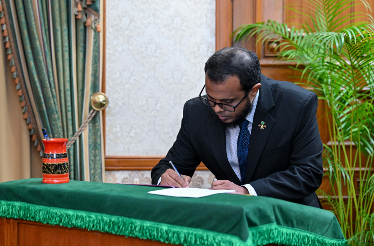 މިނިސްޓަރު އަލީ ޝަރީފް ކުރިން ކުރެއްވި ޕޯސްޓްތަކާ ހެދި އާއްމުންގެ ނުރުހުން