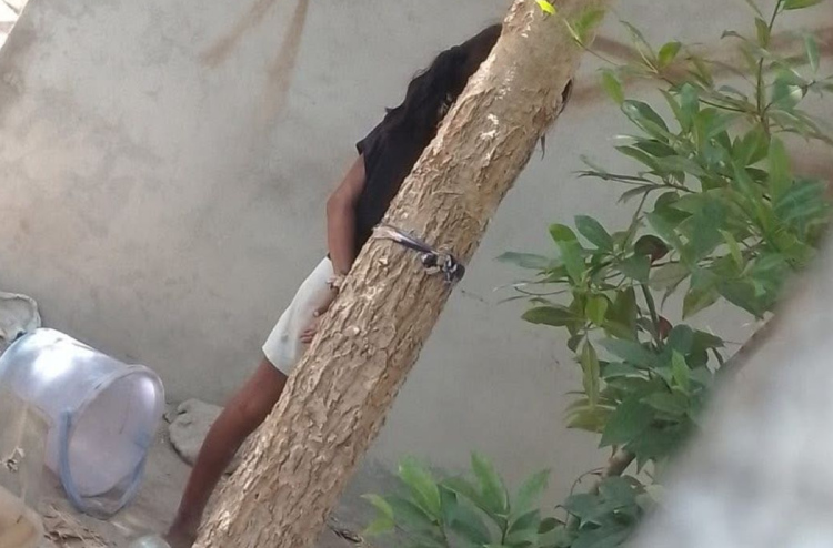 8 އަހަރު ކުއްޖެއް ގަހެއްގައި ބަނދެފައި ބެހެއްޓި މައްސަލައެއް ފުލުހުން ބަލަނީ