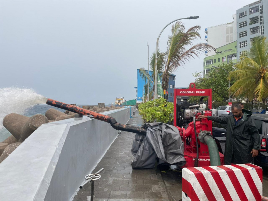 ވާރޭވެހި، މާލޭގައި އަނެއްކާވެސް ފެންބޮޑުވުމުން ފެން ހިންދުމުގެ މަސައްކަތް ފަށައިފި