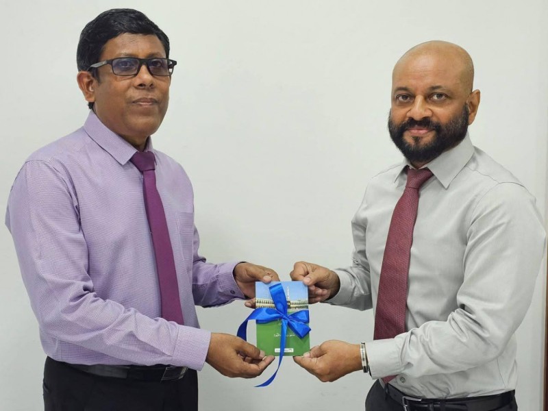 ހައްޖުވެރިންނަށް ބަހަން، ރައީސް މައުމޫން ލިޔުއްވާފައިވާ ޙައްޖު ދުޢާ ފޮތް ހަވާލުކޮށްފި