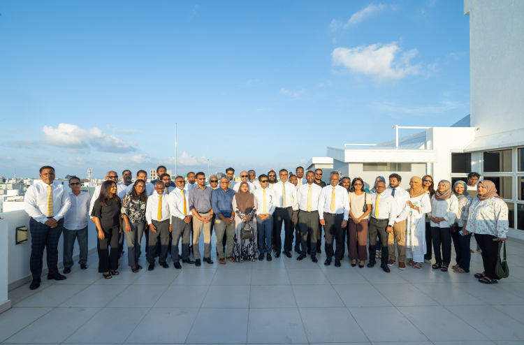 މީކާއިލް ފަހަތުގައި ކުރީގެ ރައީސް އިބޫގެ ޓީމު