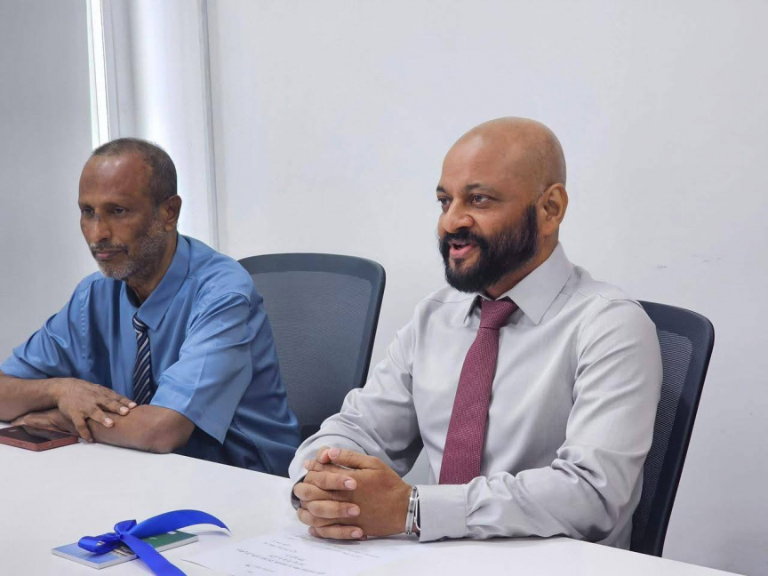 ހައްޖުވެރިންނަށް ބަހަން، ރައީސް މައުމޫން ލިޔުއްވާފައިވާ ޙައްޖު ދުޢާ ފޮތް ހަވާލުކޮށްފި