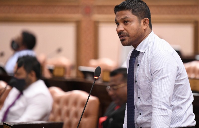 އެހެން ގައުމުތަކުގައި ފަތުރުވެރިން އަތުން އަގުނަގަނީ އެ ގައުމެއްގެ ފައިސާއިން، ރާއްޖޭގައި ވެސް ކަންކުރަންވީ އެހެން: ނަސީމް