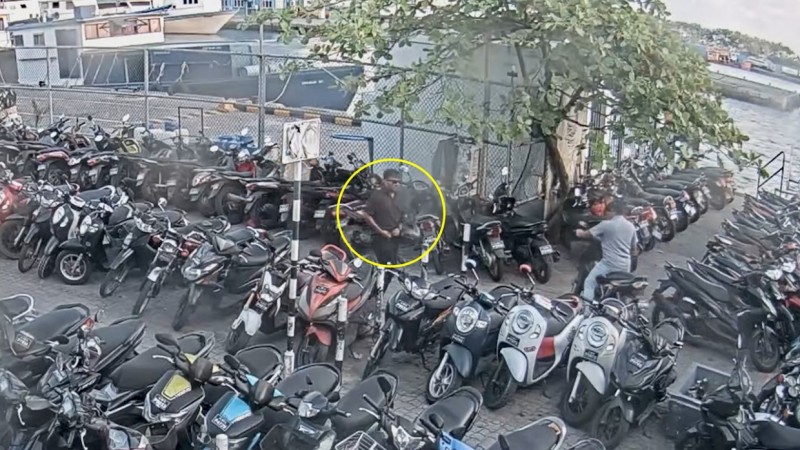 ވެއްޓިފައި އޮތް ވޮލެޓެއް ވަގަށް ނެގުމުގެ ތުހުމަތުގައި ހޯދާ މީހެއްގެ ވީޑިއޯ އާންމުކޮށްފި