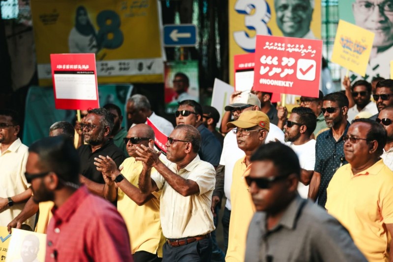 ނަޝީދާއި ފައްޔާޒުގެ ތުހުމަތު: ޗެއާޕާސަން ވޯޓަށް މެންބަރުން އިތުރުވަނިކޮށް، 'ވަގުތީ ވެރިން' ހުރަސް އަޅައިފި