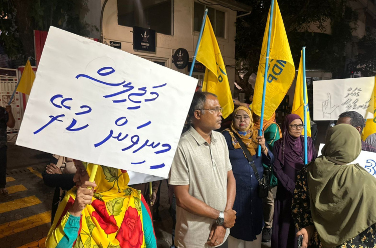 މުޒާހަރާގައި ބާރުގެ ބޭނުމެއް ނުކުރަން، މީހަކު ހޮސްޕިޓަލަށް ގެންދަން ޖެހުމާ ފުލުހުން އެޅި ފިޔަވަޅަކާ ގުޅުމެއް ނެތް: ޕޮލިސް