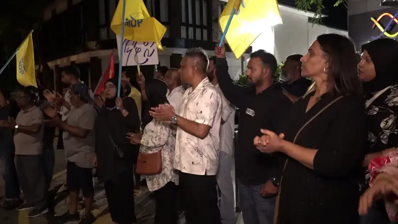 މޭޔަރު އާޒިމަށް ހަމަލާދިން މީހާ ހަައްޔަރުކޮށް، 15 ދުވަހަށް ބަންދުކޮށްފި