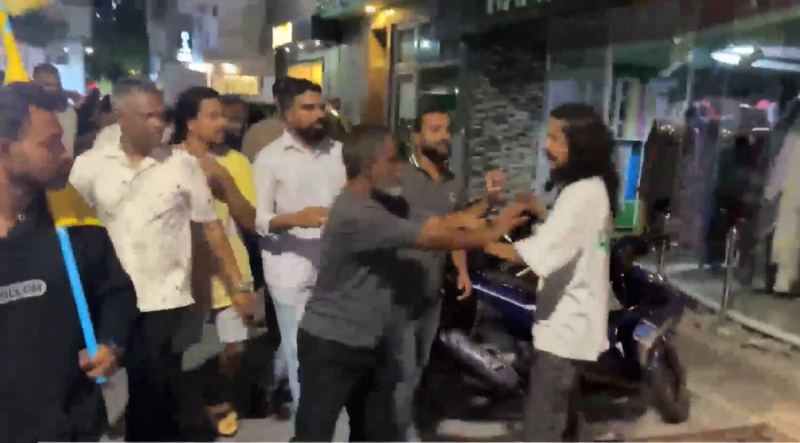 އާޒިމަށް ހަމަލާ ދޭން އުޅުމުގެ ތުހުމަތުގައި މީހަކު ހައްޔަރަށް؛ ބުނީ ކައިރިއަށް ދިޔައީ ވާހަކަ ދައްކަން ކަމަށް