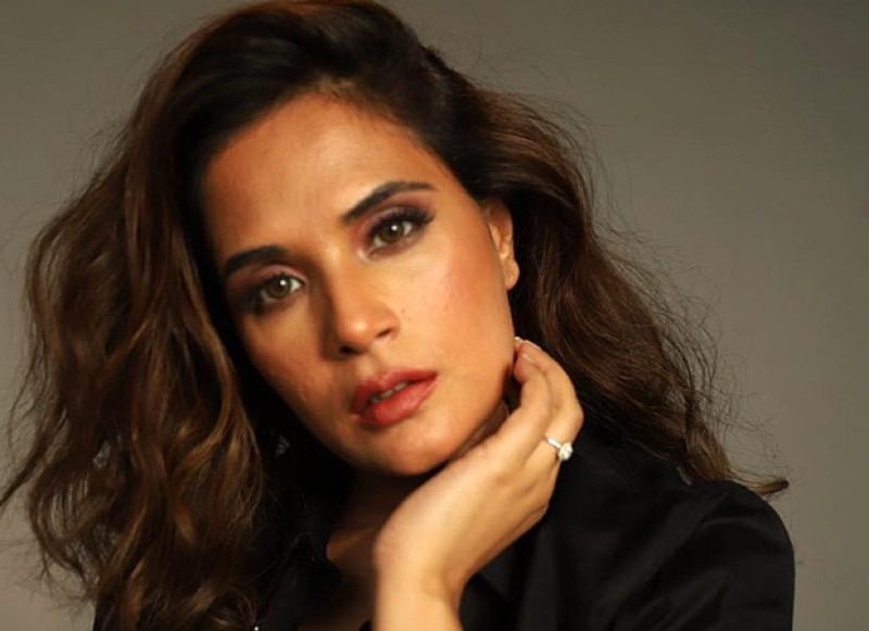 ރިޗާ ޗައްދާ، ޑިޓެކްޓިވް އަކަށް