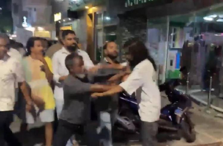 މޭޔަރު އާޒިމަށް ހަމަލާދިން މީހާ ހައްޔަރުކޮށްފި، ދިފާއުގައި ބުނީ ވާހަކަދައްކަން އުޅުނީ ކަމަށް!