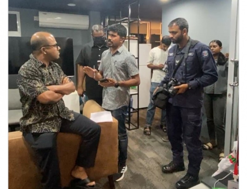 އަދަދު ނޫހުގެ އެޑިޓަރު ފިޔާޒް މޫސާގެ ޕާސްޕޯޓު ހިފަހައްޓައިފި