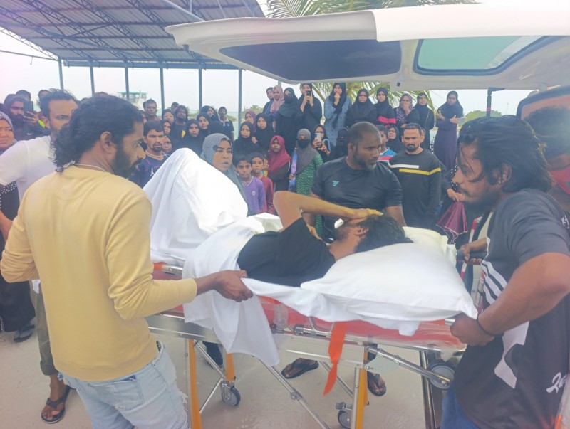 ފީއަލީގައި ފުރާޅު ސާފުކުރަން އުޅުނު ދެބެއިން ކަރަންޓުގައި ޖެހި، ފަރުވާ ދެނީ