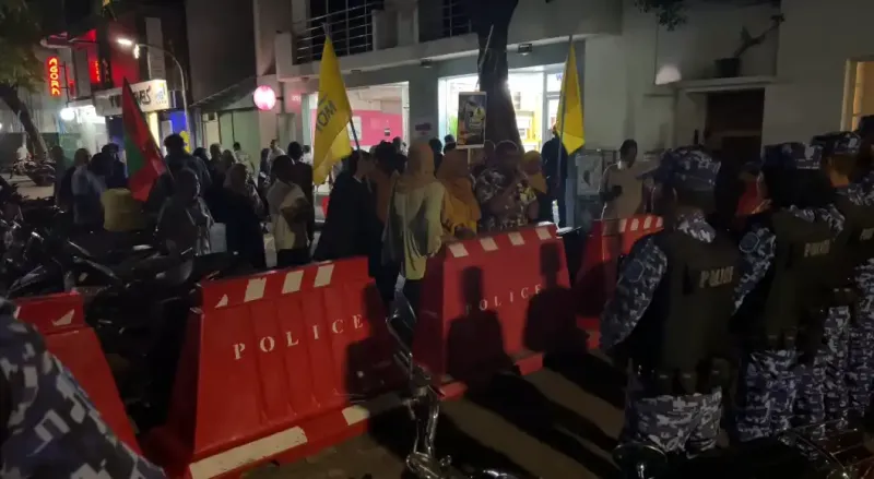 ކަނޑައެޅިފައިވާ ސަރަހައްދުތަކުން ބޭރުގައި ބާއްވާ އެއްވުންތަކަށް ފުރުސަތު ނުދެވޭނެ ކަމަށް ފުލުހުން އަންގައިފި