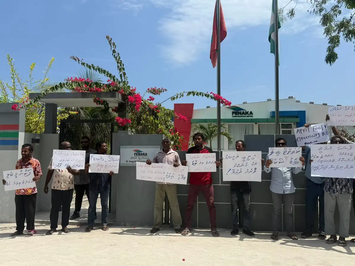 ކަރަންޓު ބިލު ދެގުނަ ބޮޑުވެ އާއްމު ރައްޔިތުން ރަތަށް، ރ. އަނގޮޅިތީމު ރައްޔިތުން ނުކުތީ މުޒާހަރާ އަށް!