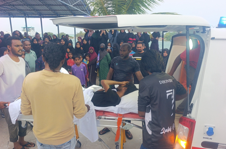 ފީއަލީގައި ފުރާޅު ސާފުކުރަން އުޅުނު ދެބެއިން ކަރަންޓުގައި ޖެހި، ފަރުވާދެނީ