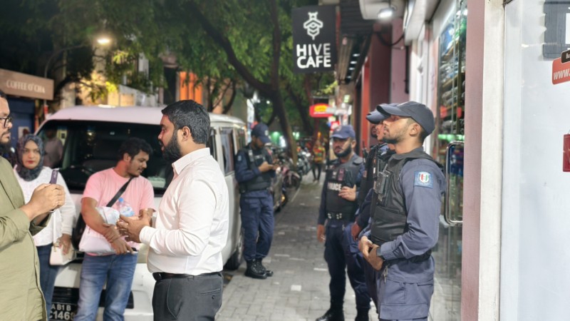 ޑޮކިއުމަންޓްރީގެ މައްސަލައިގައި އަންހެނެއްގެ ޕާސްޕޯޓު ހިފަހައްޓައިފި
