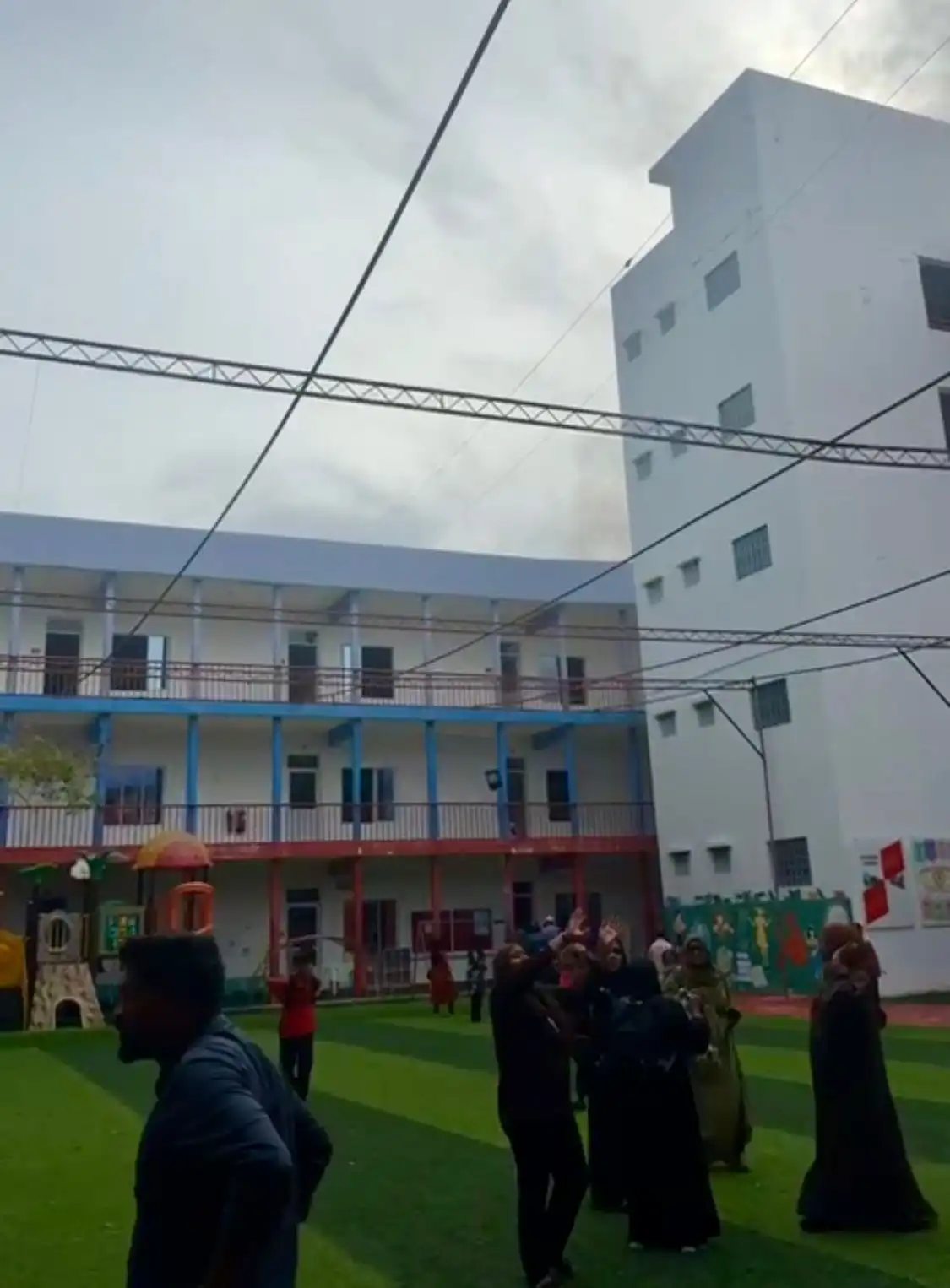 އައްޑޫ ސިޓީ ފޭދޫ ސްކޫލުގައި އަލިފާނުގެ ހާދިސާއެއް ހިނގުމާ ގުޅިގެން ދަރިވަރުންނާއި، ޓީޗަރުން ސްކޫލުގެ ބޭރަށް ނުކުންނަނީ