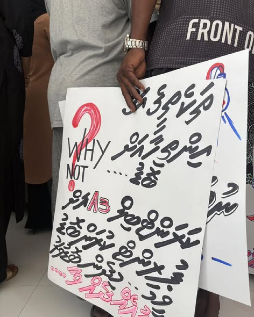 ކަރަންޓު ބިލުތައް ދެގުނައަށް ބޮޑުވި ކަމަށް ބުނެ، ވެލިދޫ ރައްޔިތުން ފެނަކަ ކުރިމަތީގައި މުޒާހަރާކޮށްފި