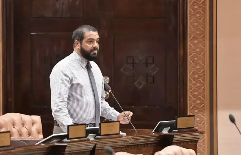 އިދިކޮޅު ޕާޓީތަކުން ގާނޫނާ ޚިލާފު ހަރަކާތް ހިންގާ ކަމަށާއި، އެ ފަރާތްތަކަށް ފިޔަވަޅު އަޅަން ގޮވާލާ ސަރުކާރުން ހުށަހެޅި ގަރާރު ކޮމިޓީއަށް