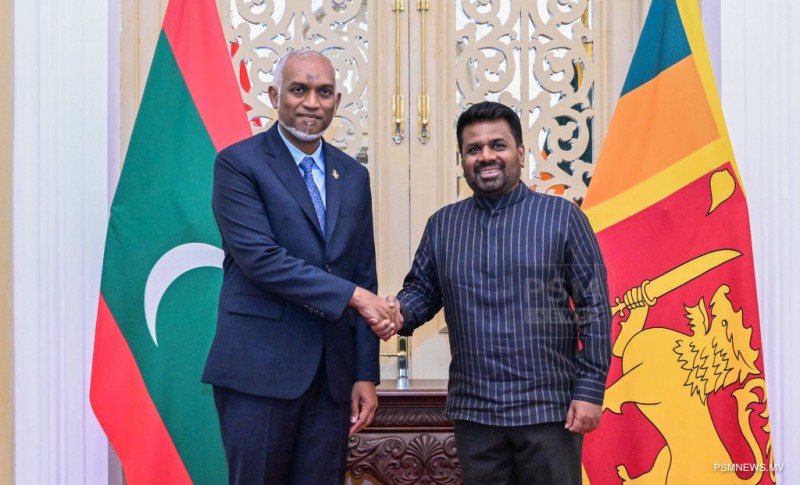ފޮޓޯ: ރައީސުލްޖުމްހޫރިއްޔާގެ ދެކަނބަލުންނަށް ސްރީލަންކާގެ ރައީސް ދެއްވި ރަސްމީ ޖާފަތް
